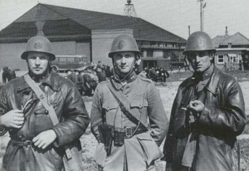 Bram van der Stok, Foquin de Grave en Jan Bosch na ochtendgevecht met Duitse jagers.