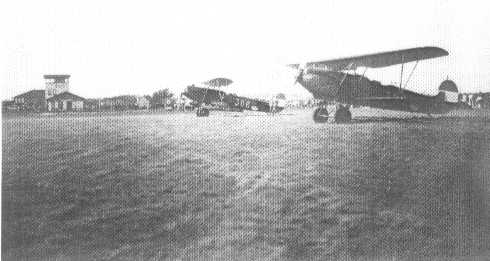 Twee C-V's tijdens vliegfeest in 1938. Op hangar staat KLM